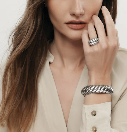 Athena Scalloped Hinged Bangle